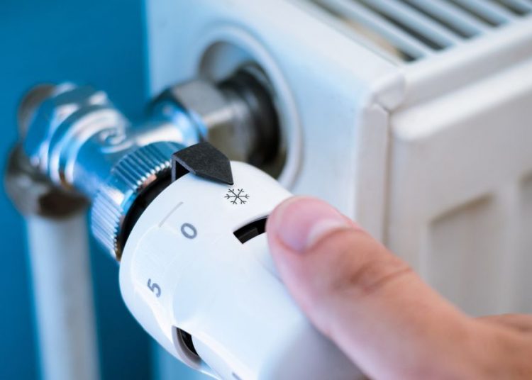 2 One hand adjust thermostat valve close up – TodayHeadline
