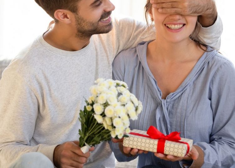 0 Loving man with flowers closing eyes of woman making surprise – TodayHeadline