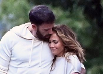 0 Jennifer Lopez And Ben Affleck Showing Their Love While Walking At The Hamptons Beach New York A Day – TodayHeadline