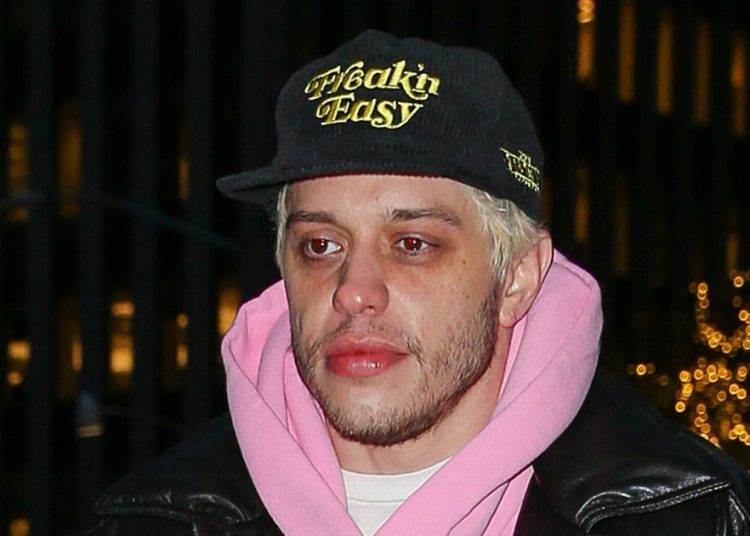 0 Pete Davidson throws a peace sign while arrives at the NBC studios for his appearance at The Tonight – TodayHeadline