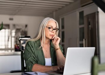 istock woman using laptop – TodayHeadline