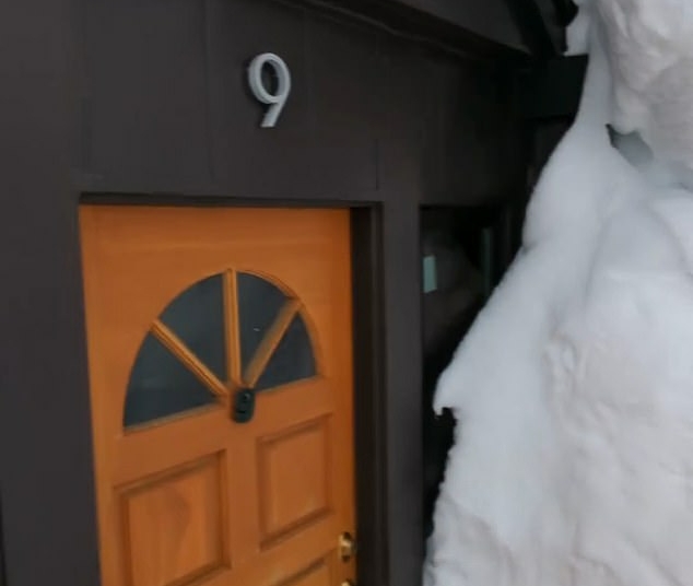 Incredible clip shows huge walls of SNOW that now surround – TodayHeadline