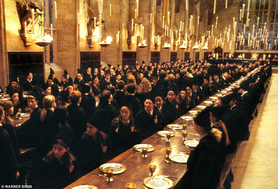 Discovering Hogwarts is a special feature that will run from May 2 to September 4, 2023, at Warner Bros. Studio Tour London - The Making of Harry Potter and is included in the ticket price. Highlights of this will include 400 floating candles adorning the Great Hall. Above, how they looked in the movies