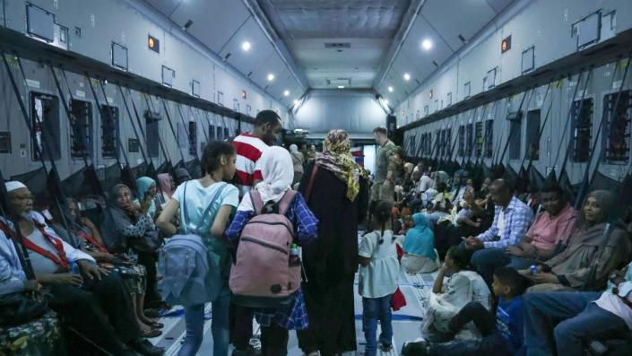 family board an RAF Plane during the evacuation from Wadi Seidna Air Base in Sudan (28/04/2023).