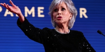 Jane Fonda hilariously THROWS award certificate at Palme dOr winner – TodayHeadline