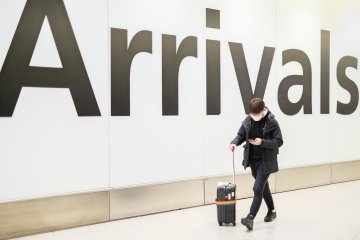 25 popular travel hacks to save money on holiday