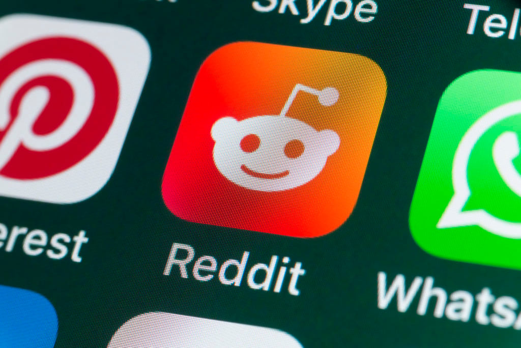 Reddit, Pinterest, Whatsapp and other Apple Apps on iPhone screen