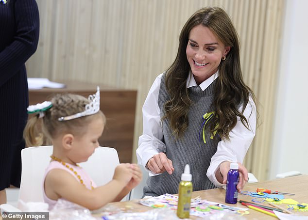 Kate helped the tot, who was regal in a shining tiara, create an artistic masterpiece in the arts and crafts session