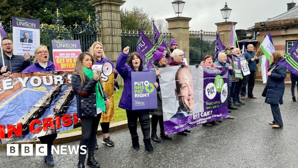 Stormont: Protesters tell politicians to 'get back to work'
