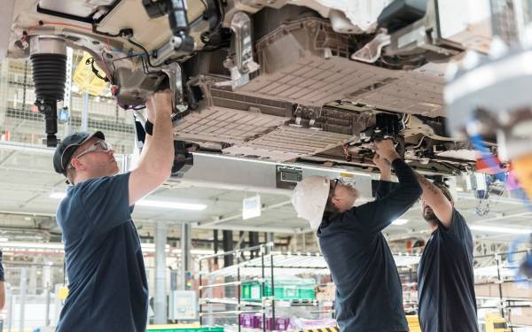 crew-working-at-BMW-Plant