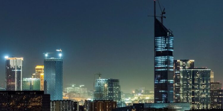 © Reuters. FILE PHOTO: A general view of the city skyline at night in Moscow, Russia, September 17, 2024. REUTERS/Maxim Shemetov/File Photo