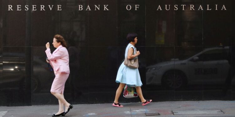 © Reuters. FILE PHOTO: Two women walk next to the Reserve Bank of Australia headquarters in central Sydney, Australia February 6, 2018. REUTERS/Daniel Munoz/File Photo