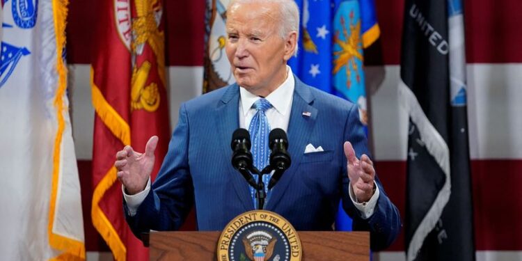 © Reuters. U.S. President Joe Biden speaks during a dinner with U.S. service members and their families ahead of Thanksgiving at U.S. Coast Guard Sector New York on Staten Island, New York, U.S., November 25, 2024. REUTERS/Nathan Howard