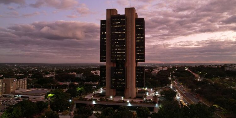 © Reuters. FILE PHOTO: A drone view shows the Central Bank headquarters building during sunset in Brasilia, Brazil, June 11, 2024. REUTERS/Adriano Machado/File Photo