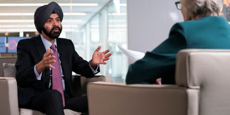 © Reuters. World Bank President Ajay Banga speaks during an interview with Reuters in Washington, U.S., October 15, 2024. REUTERS/Nathan Howard/File Photo