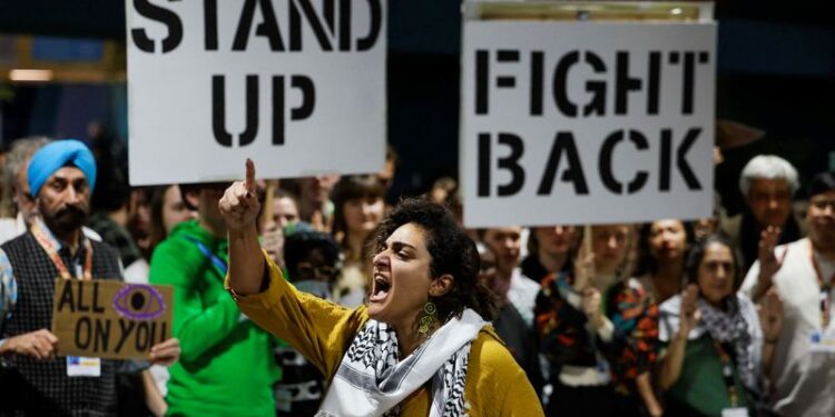 © Reuters. Activists shout slogans during a protest action at the COP29 United Nations climate change conference, in Baku, Azerbaijan November 23, 2024. REUTERS/Maxim Shemetov