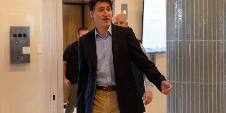 © Reuters. Canada's Prime Minister Justin Trudeau leaves a hotel in West Palm Beach, after a meeting with U.S. President-elect Donald Trump last night at Trump's residences of Mar-a-Lago in Palm Beach, Florida, U.S., November 30, 2024. REUTERS/Carlos Barria