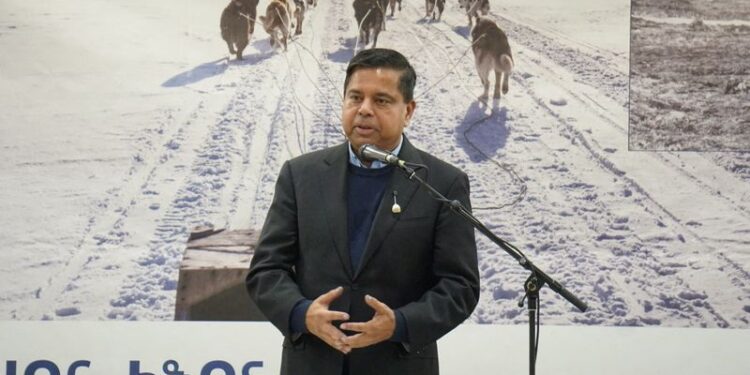 © Reuters. Canadian Minister of Crown-Indigenous Relations Gary Anandasangaree delivers an apology to the Inuit of northern Quebec on behalf of the government for the mass killing of sled dogs in the 1950s and 1960s, in Kangiqsujuaq, in northern Quebec, Canada November 23, 2024. Government of Canada/Handout via REUTERS