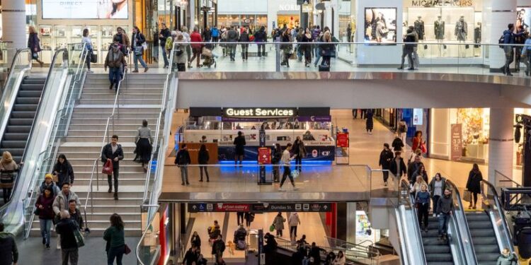 © Reuters. FILE PHOTO: People shop at the Eaton Centre in Toronto, Ontario, Canada November 22, 2022. REUTERS/Carlos Osorio/File Photo