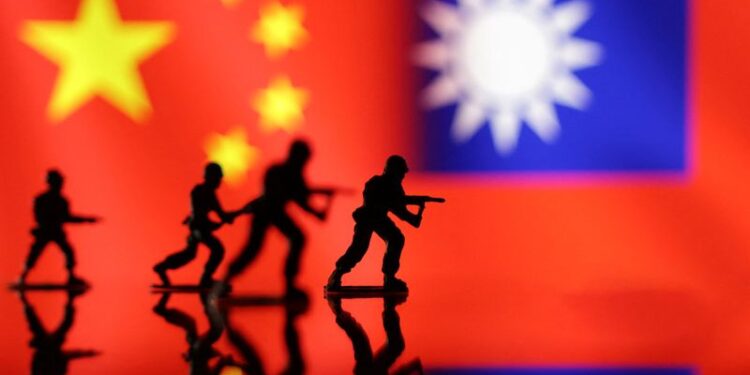 © Reuters. FILE PHOTO: Solider miniatures are seen in front of displayed Chinese and Taiwanese flags in this illustration taken, April 11, 2023. REUTERS/Dado Ruvic/Illustration/File Photo