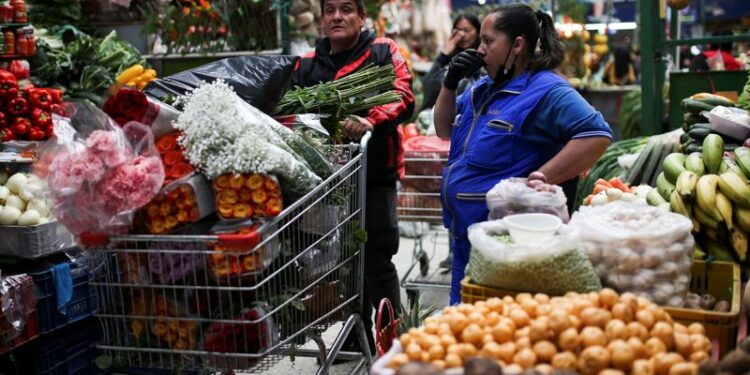 © Reuters. FILE PHOTO: A man walks with a shopping cart through the Paloquemao market square, in Bogota, Colombia October 7, 2022. REUTERS/Luisa Gonzalez/File Photo