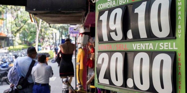 © Reuters. FILE PHOTO: People walk past a board with currency exchange rates with Mexico's peso and the main stock index falling after Donald Trump's victory in the U.S. presidential election, in Mexico City, Mexico November 6, 2024. REUTERS/Toya Sarno Jordan/File Photo