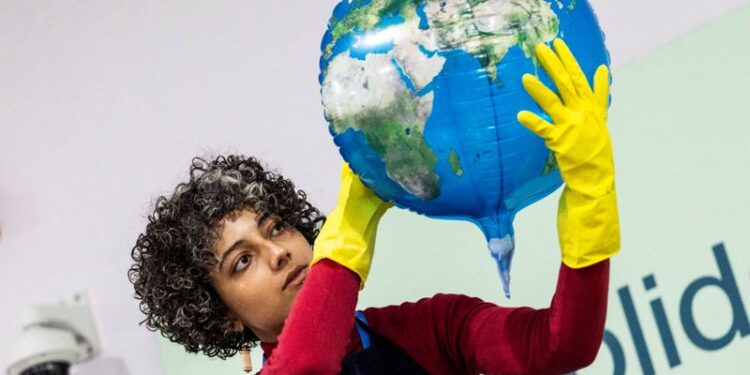 © Reuters. FILE PHOTO: An activist holds a balloon in the form of the globe during a protest action at the COP29 United Nations climate change conference, in Baku, Azerbaijan November 21, 2024. REUTERS/Maxim Shemetov