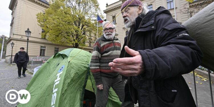 Czechia raises pensions for former communist-era dissidents â€“ DW â€“ 11/21/2024