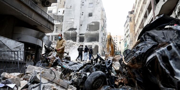 © Reuters. A Lebanese army soldier and people stand on rubble at a damaged site in the aftermath of Israeli strikes, amid the ongoing hostilities between Hezbollah and Israeli forces, in Beirut's Basta neighbourhood, Lebanon November 25, 2024. REUTERS/Emilie Madi