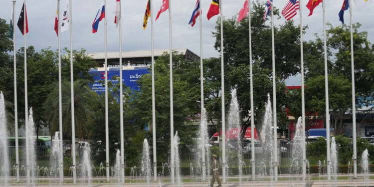 Defense chiefs of S. Korea, U.S., Japan, Philippines, Australia discuss cooperation on sidelines of ASEAN meeting