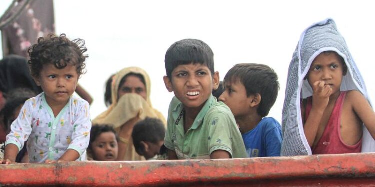 © Reuters. Rohingya refugee children are seen on a boat, after Rohingya refugees, mostly women and children, got stranded due to a boat engine failure in the waters of South Aceh, Aceh province, Indonesia, October 20, 2024, in this photo taken by Antara Foto. Antara Foto/Syifa Yulinnas/via REUTERS/File Photo