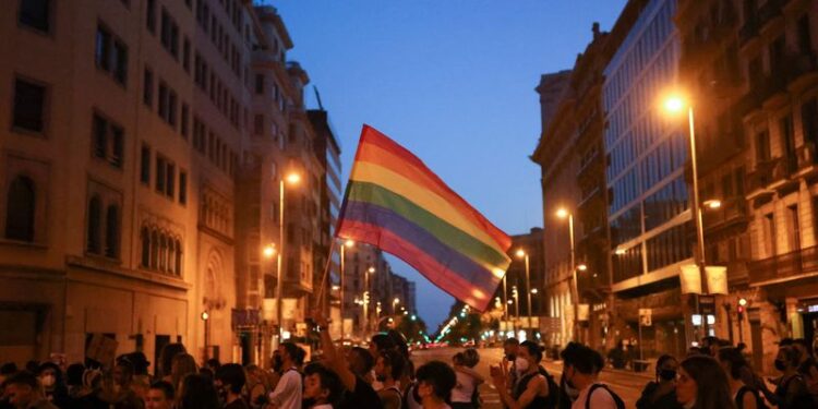 © Reuters. LGBT+ activists protest against homophobic crimes following the death of Samuel Luiz, who was attacked outside a club in A Coruna, in Barcelona, Spain, July 9, 2021. REUTERS/Nacho Doce/File Photo