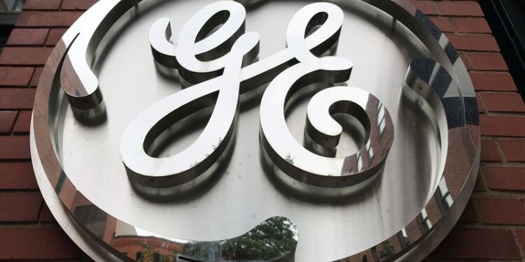 © Reuters. FILE PHOTO: The General Electric Co. logo is seen on the company's corporate headquarters building in Boston, Massachusetts, U.S. July 23, 2019. Picture taken July 23, 2019. REUTERS/Alwyn Scott/File Photo