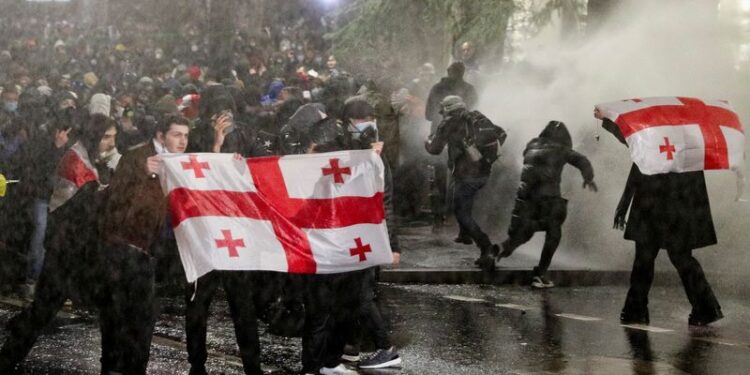 © Reuters. Officers use water cannon during a rally of opposition parties' supporters, Tbilisi, November 29, 2024. REUTERS/Irakli Gedenidze