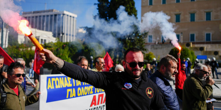 Greeks go on general strike demanding higher pay