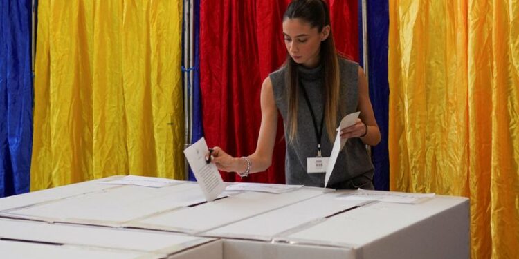 © Reuters. A woman votes during the first round of the presidential election in Bucharest, Romania, November 24, 2024. REUTERS/Andreea Campeanu