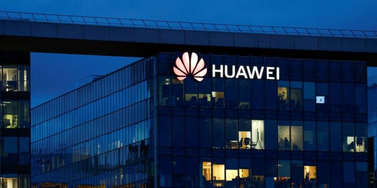 © Reuters. FILE PHOTO: A view shows a Huawei logo at Huawei Technologies France headquarters in Boulogne-Billancourt near Paris, France, February 9, 2024. REUTERS/Gonzalo Fuentes/File Photo