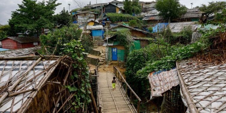 © Reuters. A Rohingya child walks on the bamboo made bridge at a refugee camp, in Cox's Bazar, Bangladesh, September 30, 2024. REUTERS/Stringer