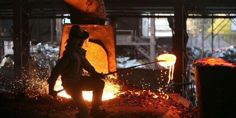 © Reuters. FILE PHOTO: A labourer works inside a steel factory on the outskirts of Jammu January 2, 2014. REUTERS/Mukesh Gupta/File Photo