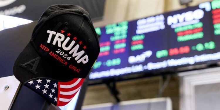 © Reuters. FILE PHOTO: A view shows a hat in support of Republican Donald Trump, after he won the U.S. presidential election, at the New York Stock Exchange (NYSE) in New York City, U.S., November 6, 2024. REUTERS/Andrew Kelly/File Photo