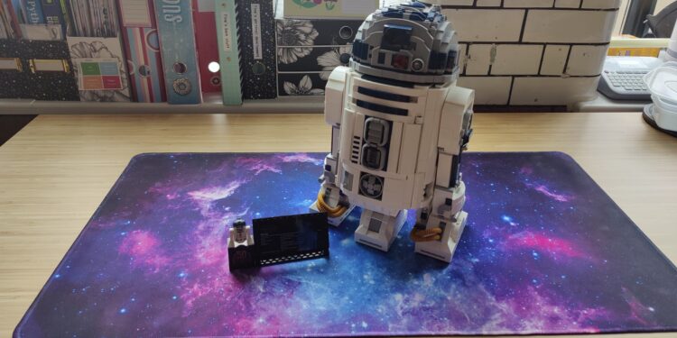 Lego Star Wars R2-D2 75308 (16 by 9 listing image)