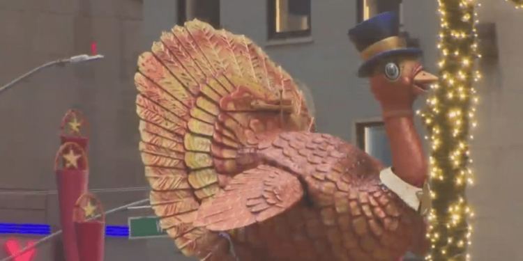 Macy’s Thanksgiving Parade attracts crowds despite rain and chilly weather