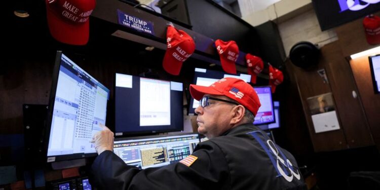 © Reuters. FILE PHOTO: A trader wears a hat in support of Republican Donald Trump, after he won the U.S. presidential election, at the New York Stock Exchange (NYSE) in New York City, U.S., November 6, 2024. REUTERS/Andrew Kelly/File Photo