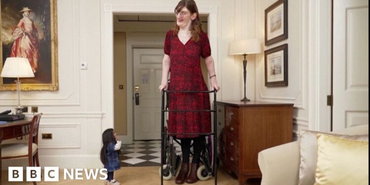 Moment world's tallest woman and shortest woman meet