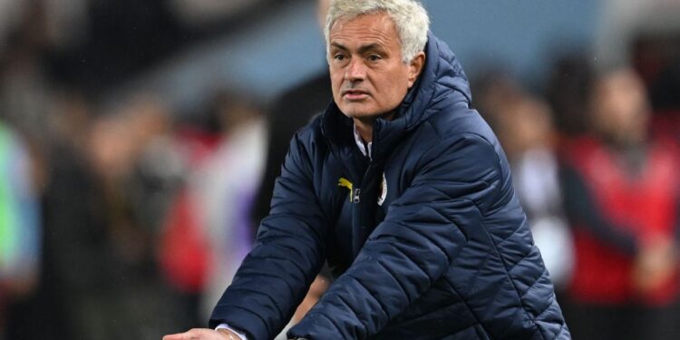 Mourinho banned for Turkish league 'smells' rant