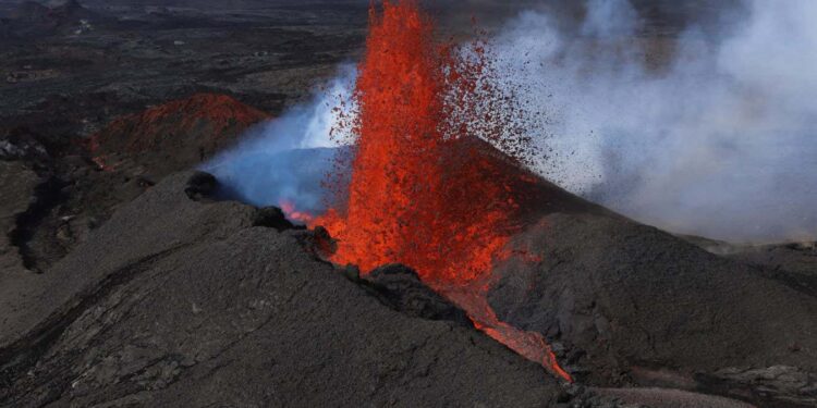 Eruption of Mauna Loa on 8 December 2022