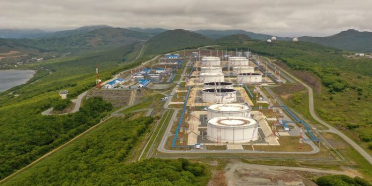 © Reuters. An aerial view shows oil tanks of Transneft oil pipeline operator at the crude oil terminal Kozmino on the shore of Nakhodka Bay near the port city of Nakhodka, Russia June 13, 2022. REUTERS/Tatiana Meel/ File Photo