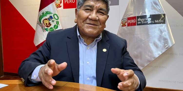 © Reuters. FILE PHOTO: Peru's Mining Minister Romulo Mucho speaks during an interview with Reuters, in Lima, Peru May 3, 2024. REUTERS/Marco Aquino/File Photo