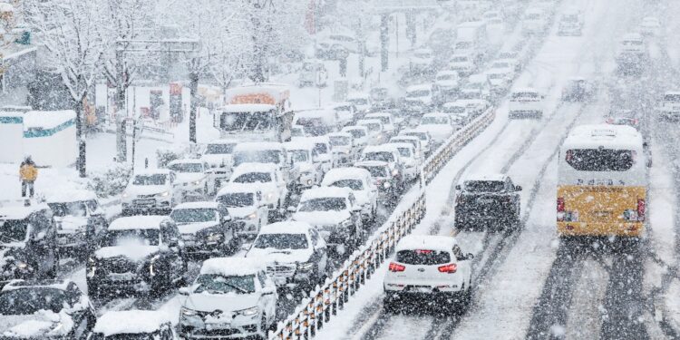 Photos: South Korean capital hit by record November snowfall