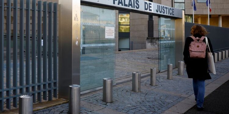 © Reuters. FILE PHOTO: Outside view of the courthouse during the trial of Dominique Pelicot, a Frenchman accused of drugging his wife Gisele Pelicot and recruiting dozens of strangers to rape her at their home in the southern French town of Mazan, with 50 co-accused, in Avignon, France, November 20, 2024. REUTERS/Sarah Meyssonnier/File Photo